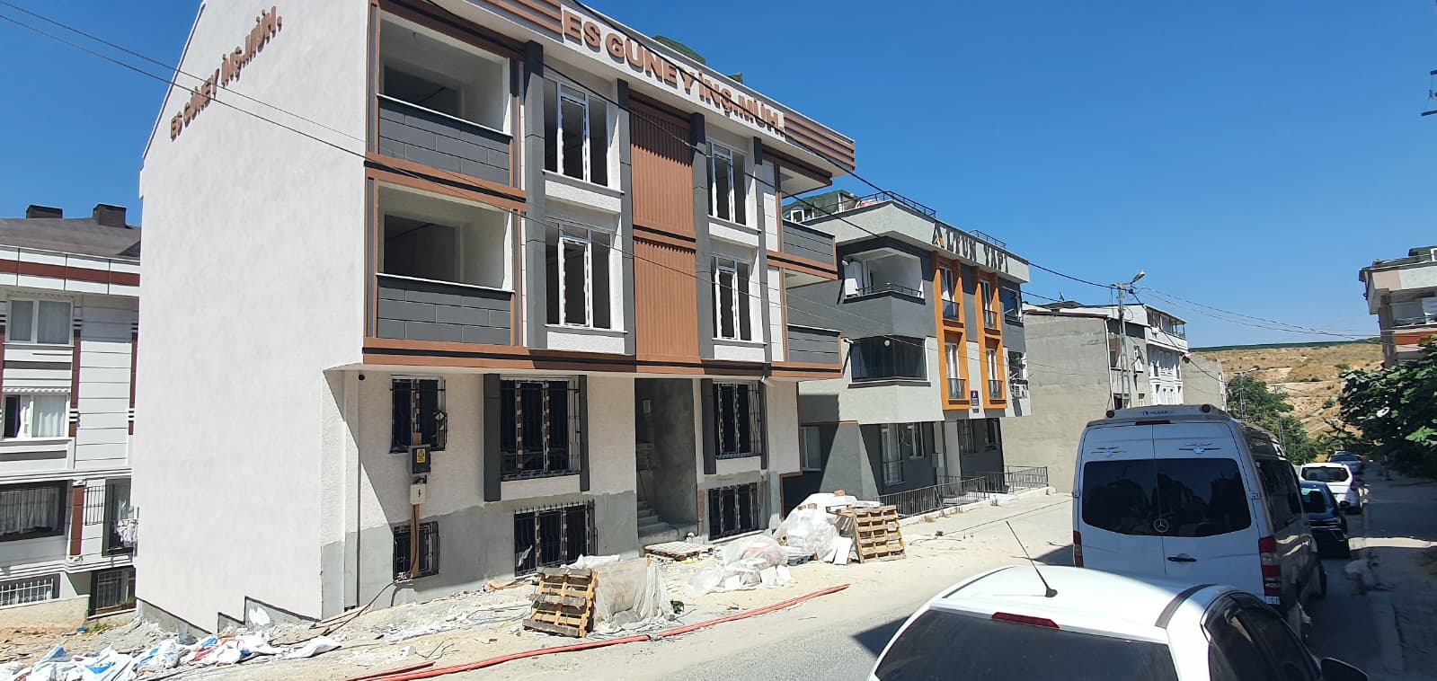 Tamamlanmış konut bloğu ve çevre uygulaması